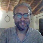 Profesor de Filosofía dicta clases a estudiantes de todas las edades